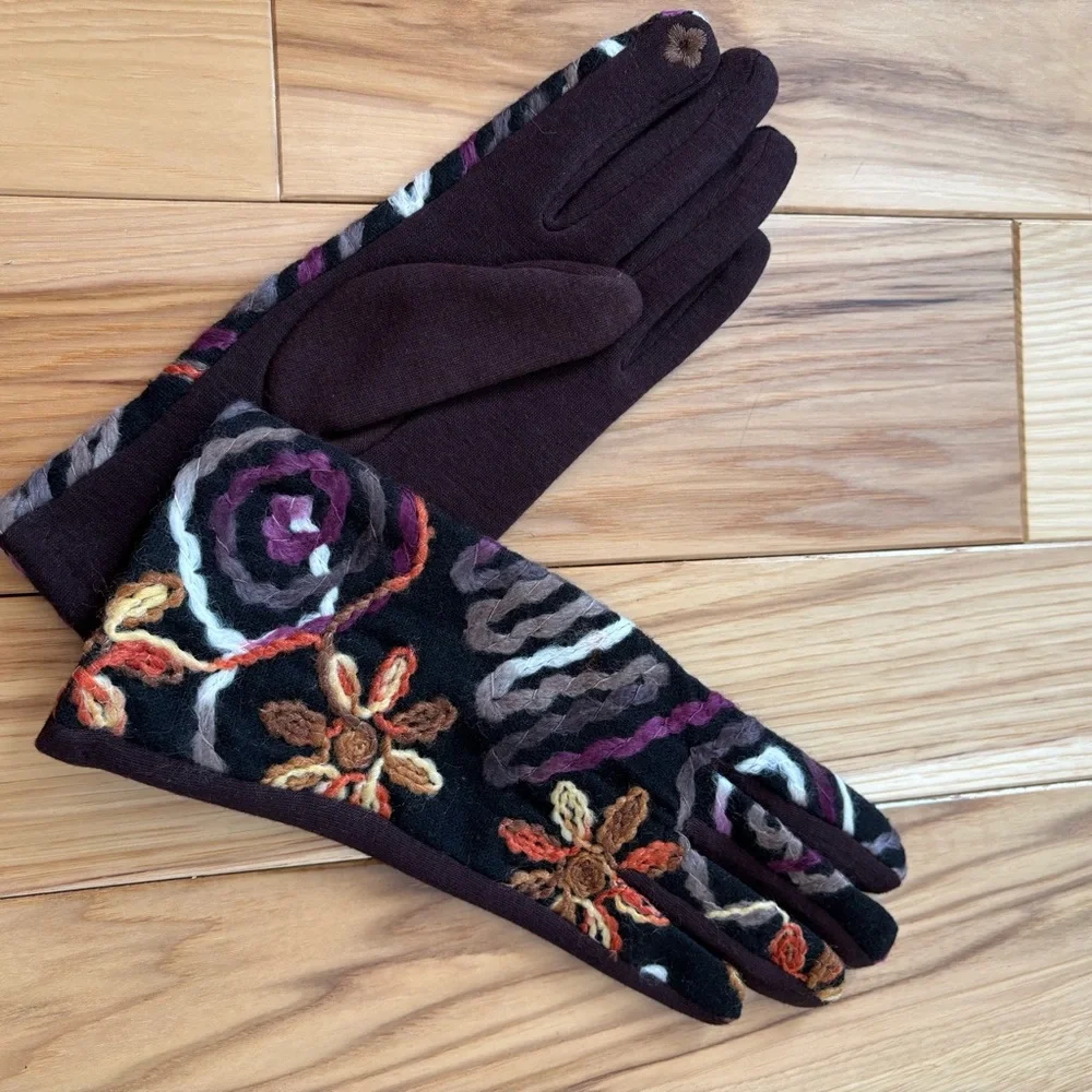 NEW Coco & Carmen Boho Floral Embroidered Touch Screen Compatible Gloves